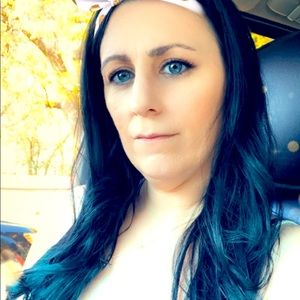 Amy Rowe your Poshmark seller